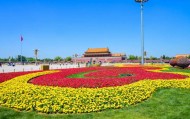 迎“五一”，天安门广场两侧绿地布置花坛，今年用上智能灌溉系统