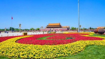 迎“五一”，天安门广场两侧绿地布置花坛，今年用上智能灌溉系统