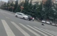 宝鸡一社区女书记当街开车追撵女子撞上电瓶车：两名女子被警方控制，两名伤者在医院治疗