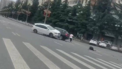 宝鸡一社区女书记当街开车追撵女子撞上电瓶车：两名女子被警方控制，两名伤者在医院治疗