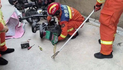 2米大蛇钻进电动车！济南一小区居民报警，消防重要提醒