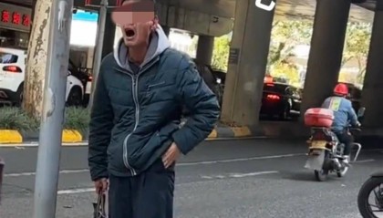 男子贵阳街头崩溃号啕求助，其曾全国“巡哭”，律师：涉嫌诈骗