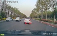 司机礼让救护车后被后车多次别停 西安警方：驾驶人谭某某被行政拘留7日