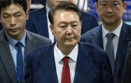 尹锡悦被拘首日菜单曝光，有蒸土豆辣白菜，牢房内部条件：没床没空调，只能打地铺