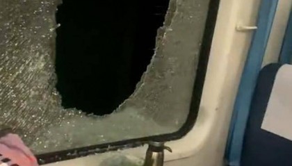 列车事故滞留3小时无空调，当天气温最高39℃，乘客破窗通风是否担责？律师解读