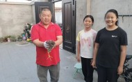 家门口玩耍发现车底有一只鸟，小姐俩的善举拯救国保动物