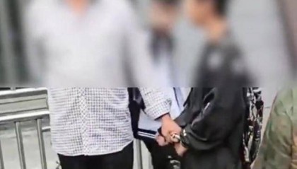 男孩被老翁用手铐铐在街头，重庆璧山警方追查手铐来源