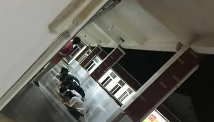 教体局回应“瑞金一老师疑让多名学生跪地写检讨”：存在体罚学生行为，已对教师停职检查