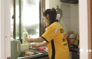 杭州脑瘫女骑手差评多？美团：差评自动免责，孩子未来学费全包