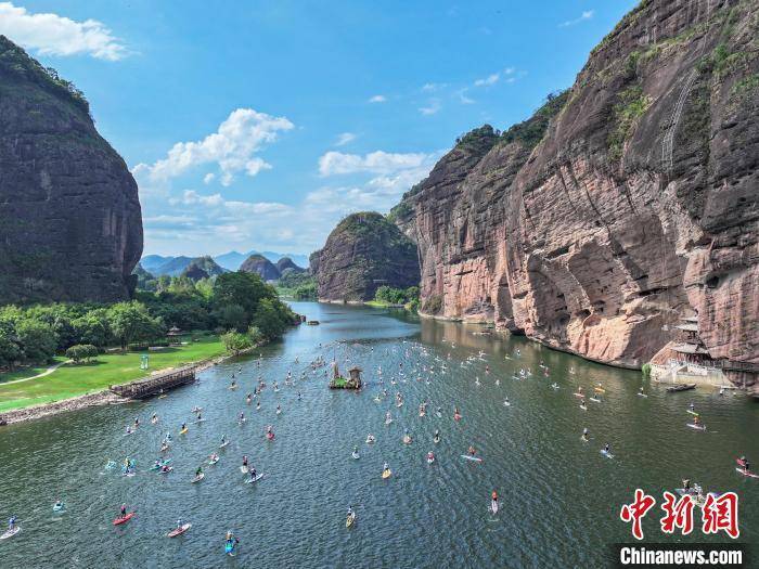 竞渡丹山碧水间 江西龙虎山第三届桨板大赛开赛