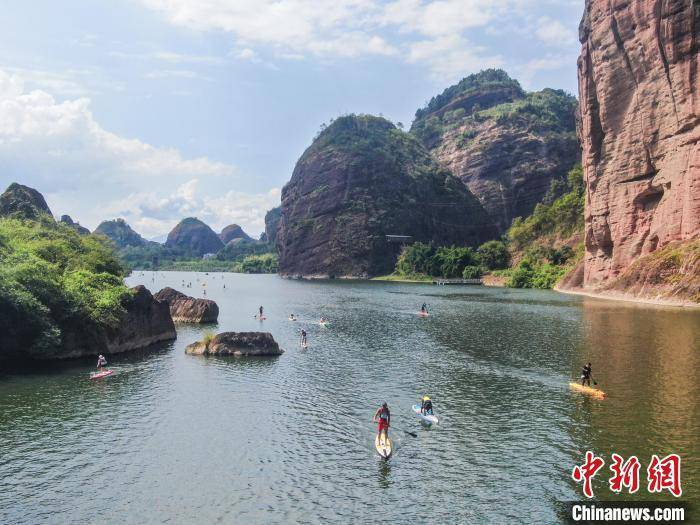 竞渡丹山碧水间 江西龙虎山第三届桨板大赛开赛