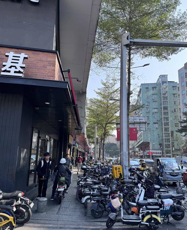 广州一地铁口出现密集隔离柱，当地街道办：防止电动车乱停乱放