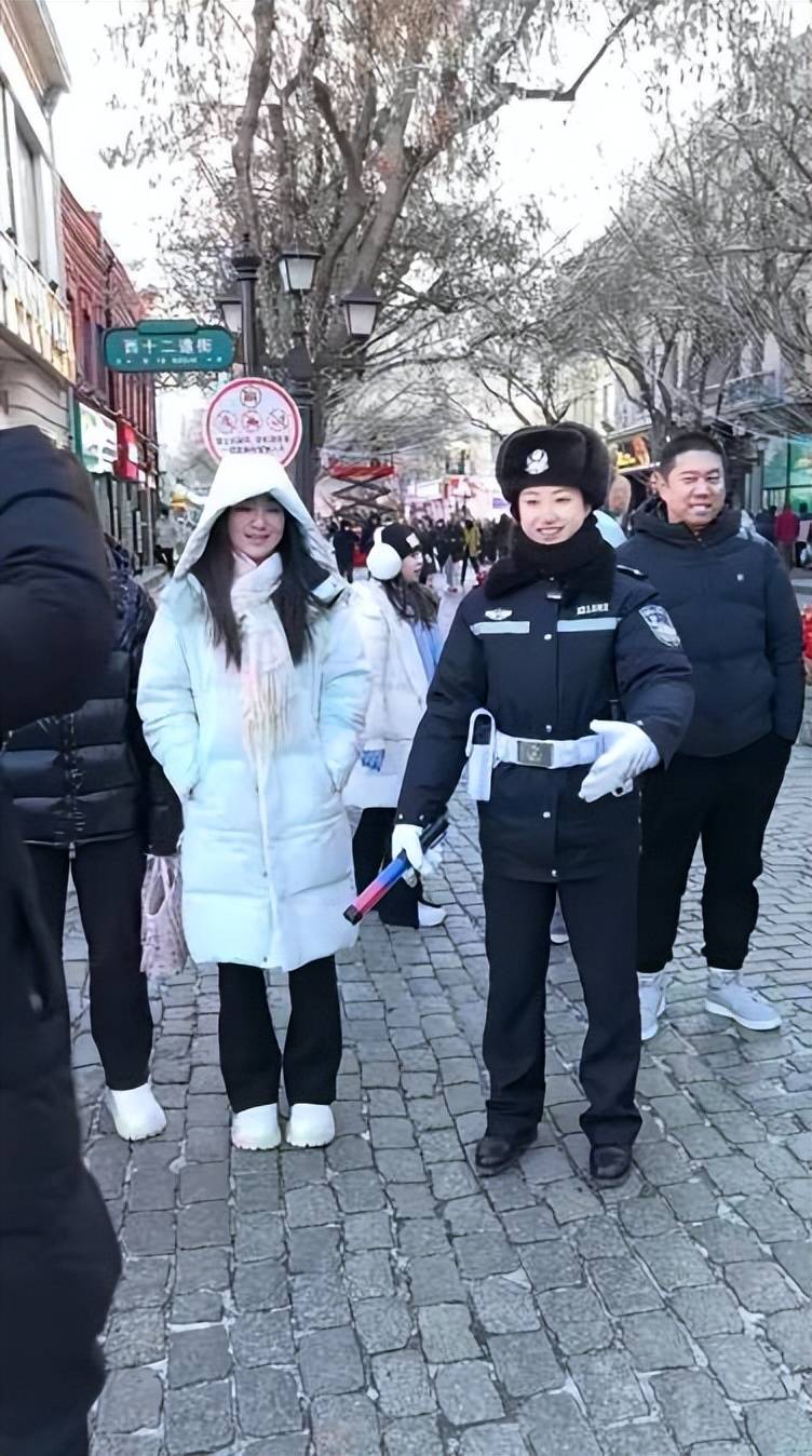 哈尔滨警花中央大街执勤被游客合影走红 当事人：当过美术老师 从小就觉得当警察很酷