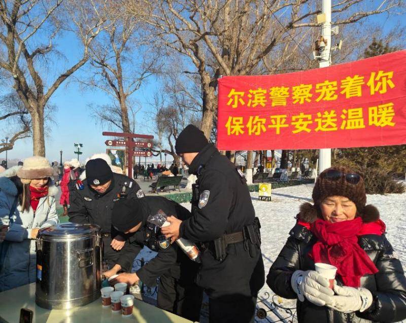 哈尔滨警花中央大街执勤被游客合影走红 当事人：当过美术老师 从小就觉得当警察很酷